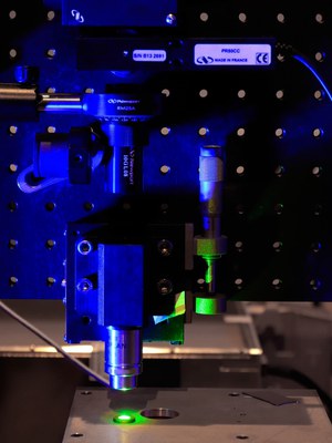 Setup for two-photon photopolymerization and material processing using femtosecond laser pulses