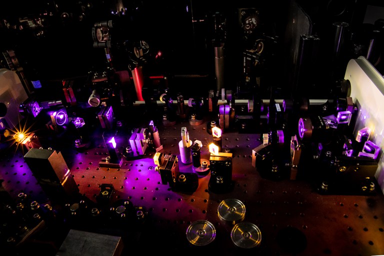 Amplifier system for the 2D deep-Ultraviolet spectroscopy set-up within the LOUVRE laboratory at LACUS