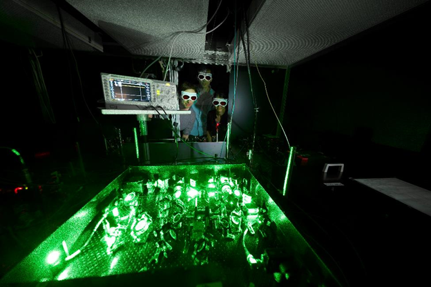 Bloch Group - Experimental setup for frequency doubling of infrared light, which is then used to trap atoms in a bichromatic